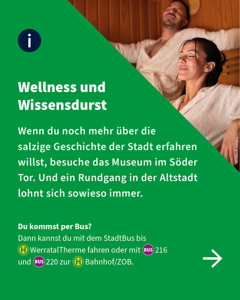 Ein Mann und eine Frau entspannen in einer Sauna – dazu Text über das Museum in Bad Sooden-Allendorf und Infos zur Anreise mit dem Bus.