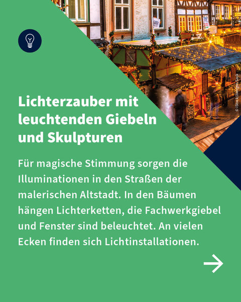 Festlich beleuchtete Fachwerkhäuser mit Lichterketten und weihnachtlicher Dekoration in Hann. Mündens Altstadt werden beschrieben.