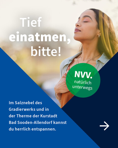 Eine Frau steht mit geschlossenen Augen im Freien, hält die Hände auf ihrer Brust und atmet tief ein – Symbolbild für Entspannung und Achtsamkeit in Bad Sooden-Allendorf.