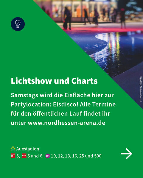 Beleuchtete Eisfläche bei Nacht mit Hinweis auf Eisdisko in der Nordhessen Arena Kassel.