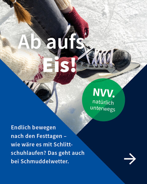 Person schnürt Eislaufschuhe auf Eisfläche, begleitet von winterlicher Werbebotschaft zum Schlittschuhlaufen.